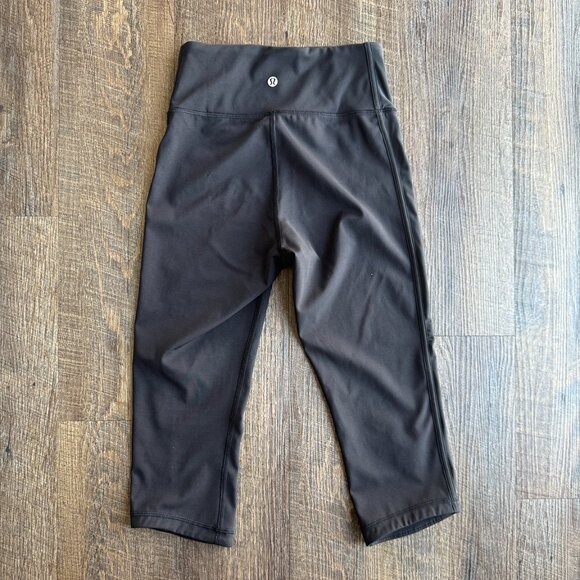 Lululemon Squad Goals Crop Legging in Black - Size 4 - Picture 2 of 5